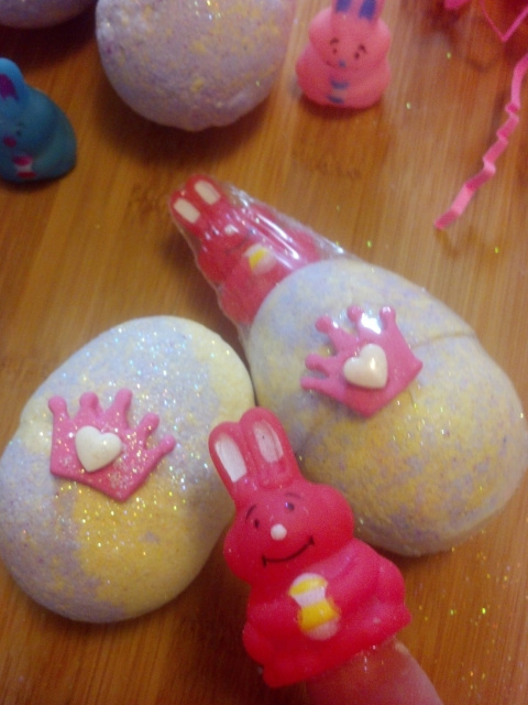 SpaGlo Egg Bath Bomb with Toy Finger Puppet